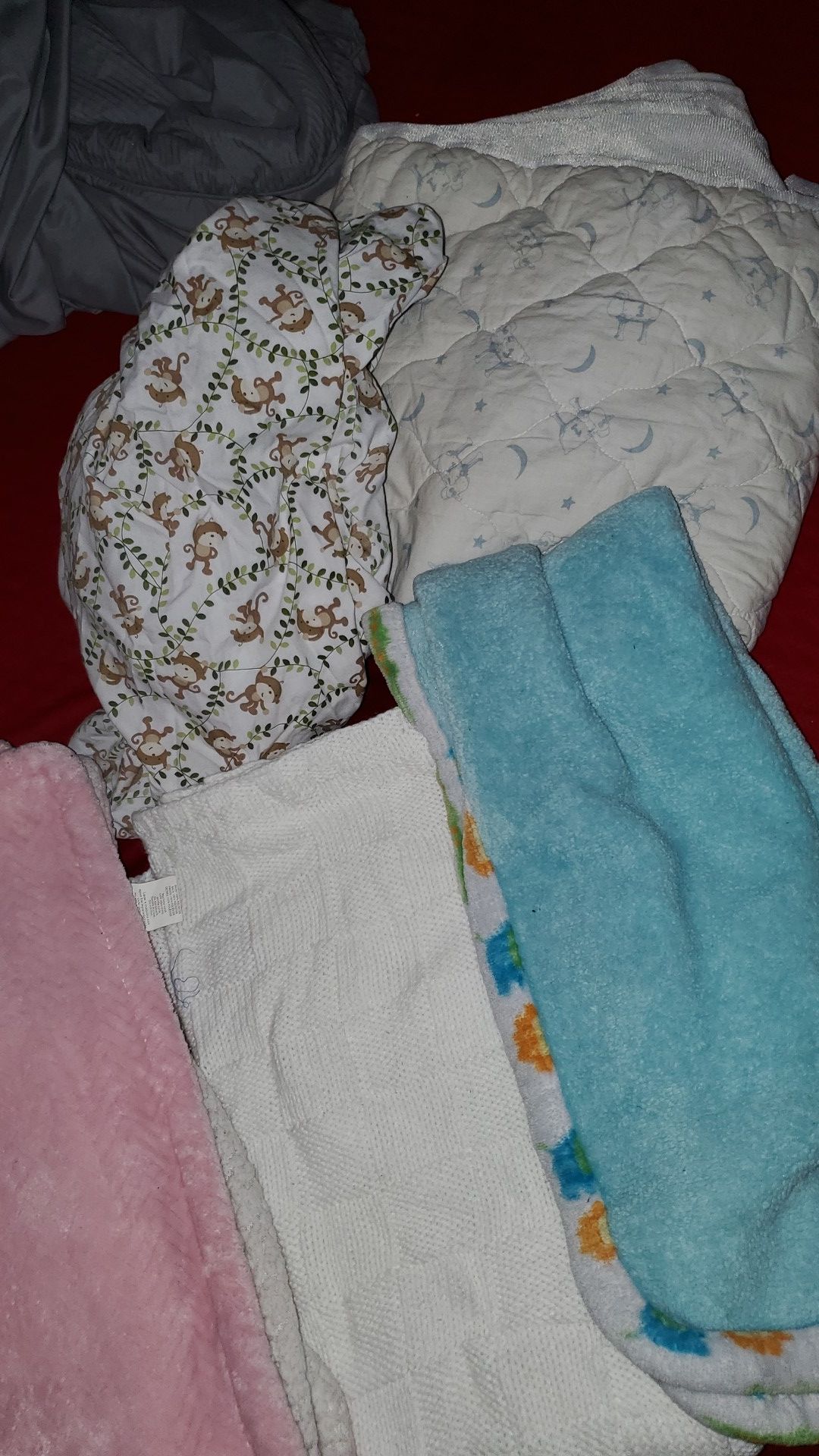 2 Crib sheets 3 blankets