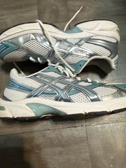 ASICS 14 shark fin size 9