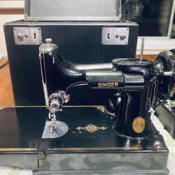 Singer 221 Featherweight Sewing Machine