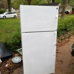 Apartment size refrigerator 28" wide by just under 6' tall works as it should