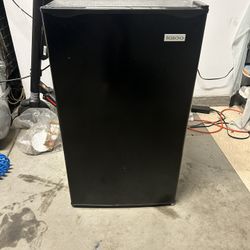 Igloo Mini Fridge – Clean & Working Perfectly!