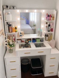 Makeup vanity