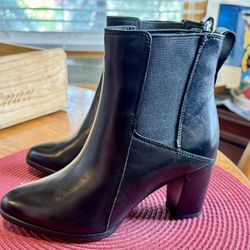 New! Clarks short black leather boots, size 5 1/2