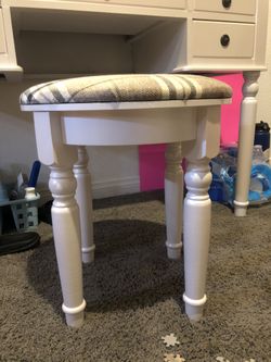 brand new vanity chair 🪑