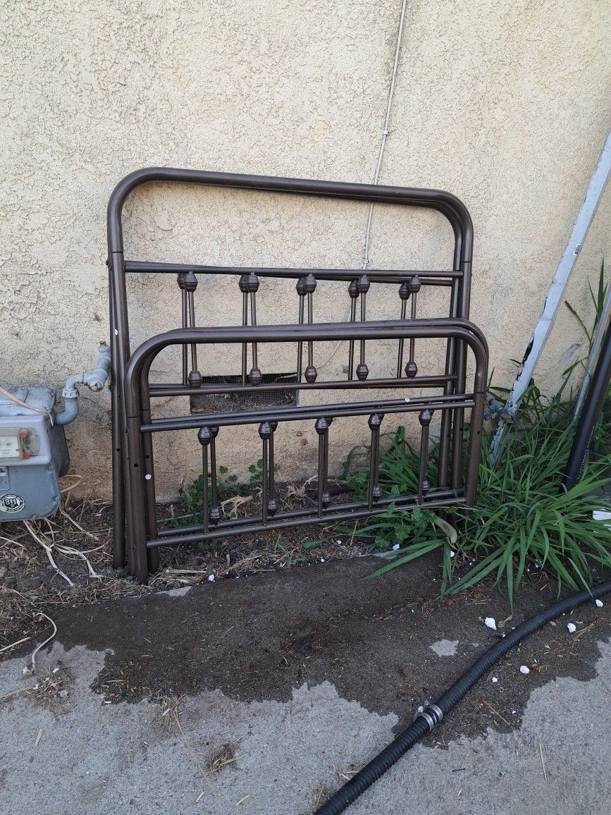 2 Twin Bed Frames