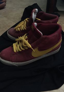 Nike blazers high ..usc colors 55$ size 9/5