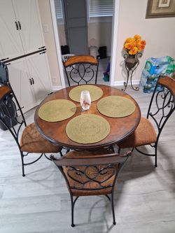 Kitchen dinette set
