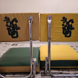 VINTAGE OREGON DUCKS FOLD UP PADDED STADIUM SEATS