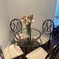 Ashley Furniture Dinning 4 piece set 