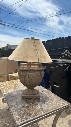 Lamp with a stone base in great condition beautiful