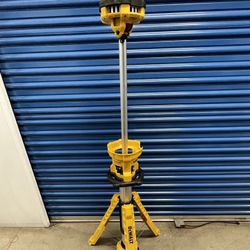 Dewalt 20V MAX 3000-Lumen Adjustable LED Tripod Light