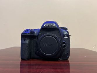 Canon 5D Mark IV with 2 batteries