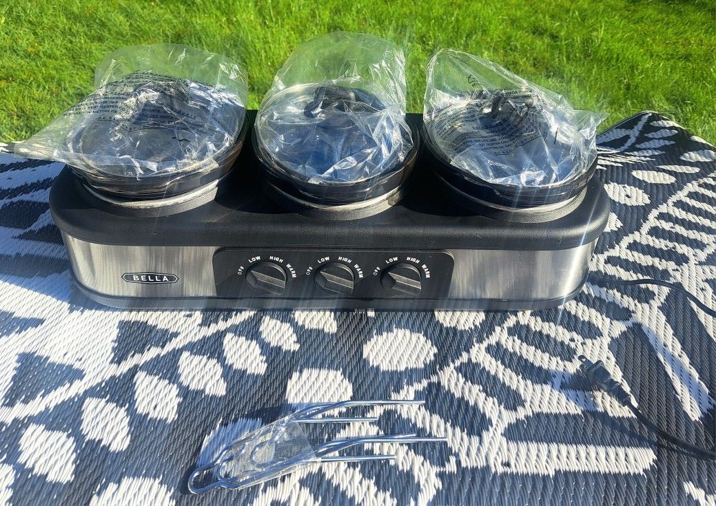 New Unused Bella 3 x 1.5 Quart Triple Slow Cooker Stainless Steel Black 3 Pots Glass Lids