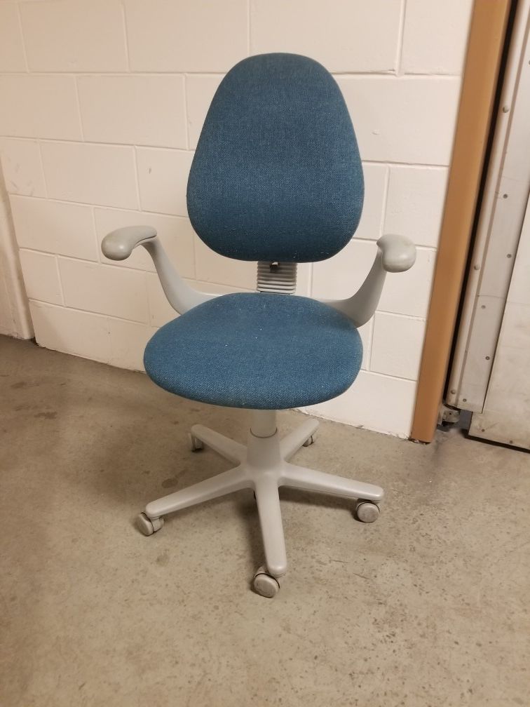 Office chairs with wheels all kinds and colors 15 dollars each