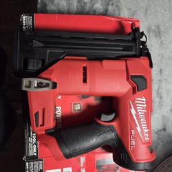 M12 Milwaukee 18g Compact Brad Nailer 