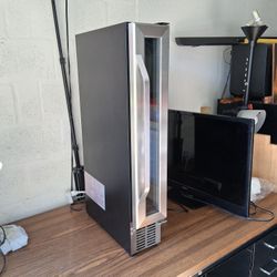 EdgeStar 6Inch Wide 7 Bottle Capacity Built-In Compact Wine Cooler  Model:CWR70SZ 40F/65F 