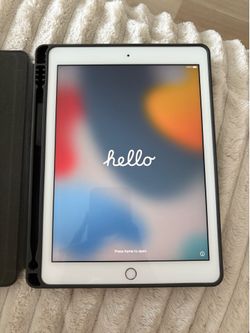 iPad 6th Generation and Case, 32GB Gold Wifi, works with apple pencil