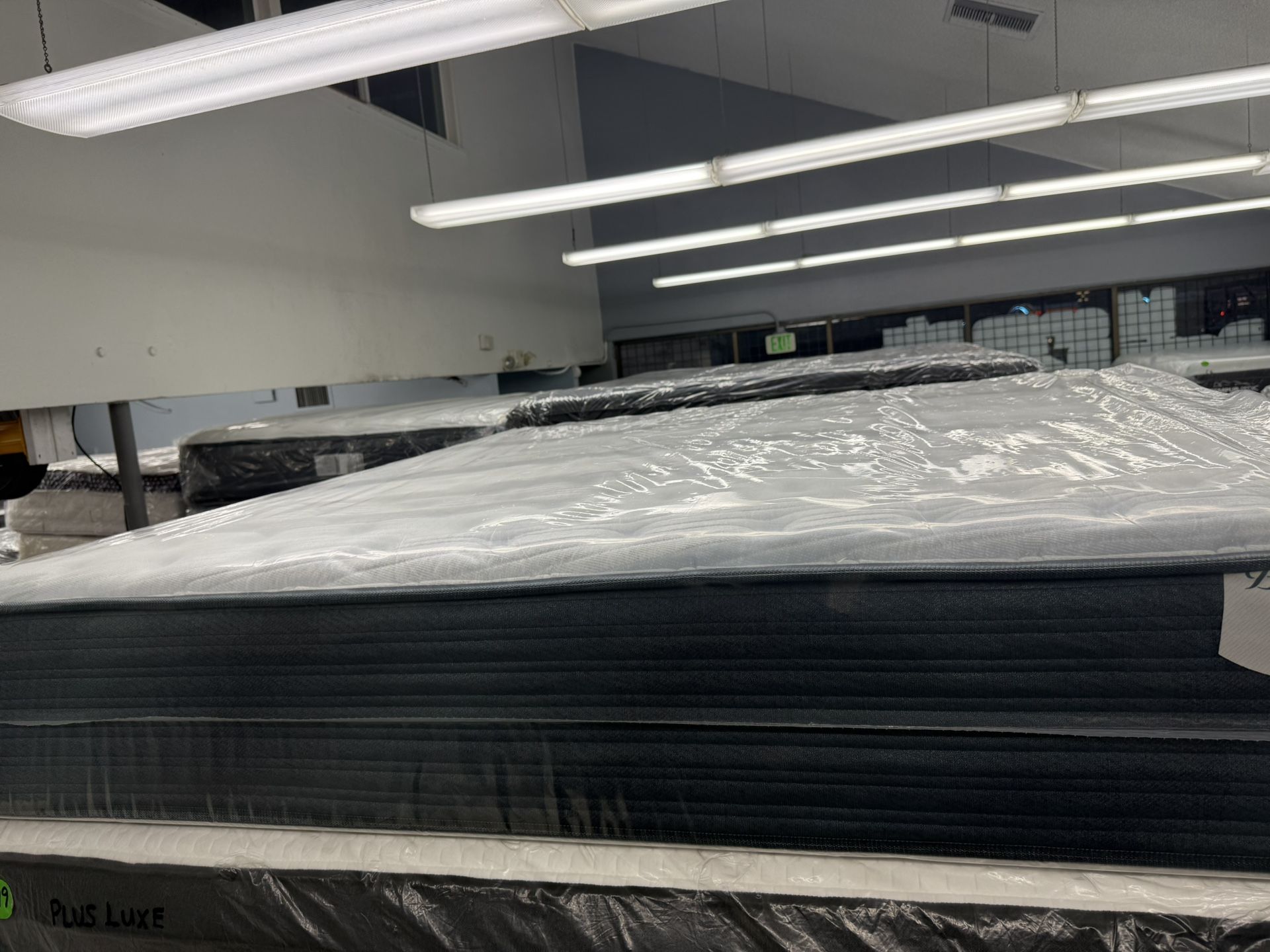 KING SIZE SIMMONS BEAUTYREST HARMONY LUX MATTRESS & BOX SPRINGS BED SET