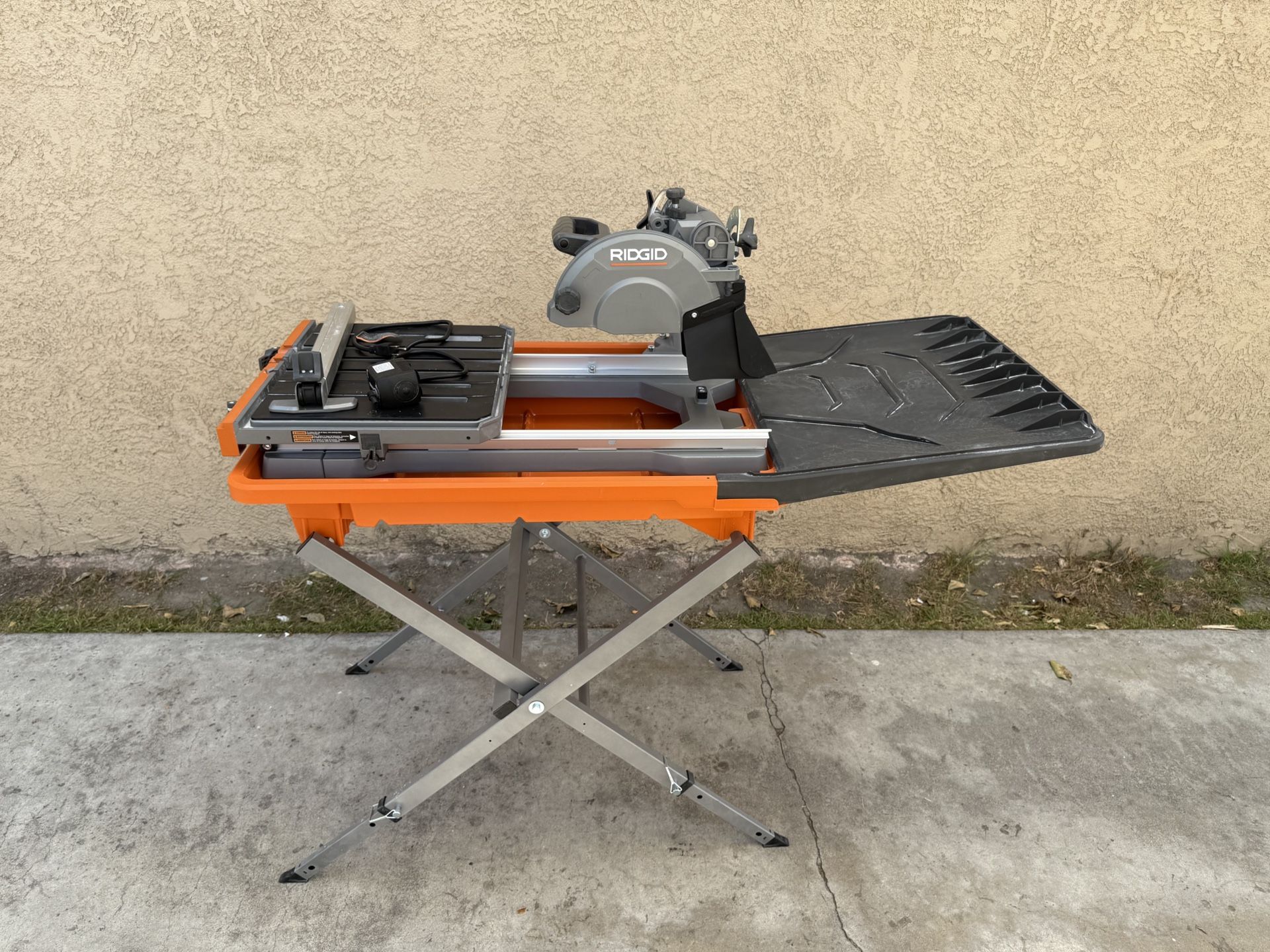 RIDGID 12 Amp 8 in. Blade Corded Wet Tile Saw w/Extended Rip **No Blade** **Needs New Tracking Wheel**