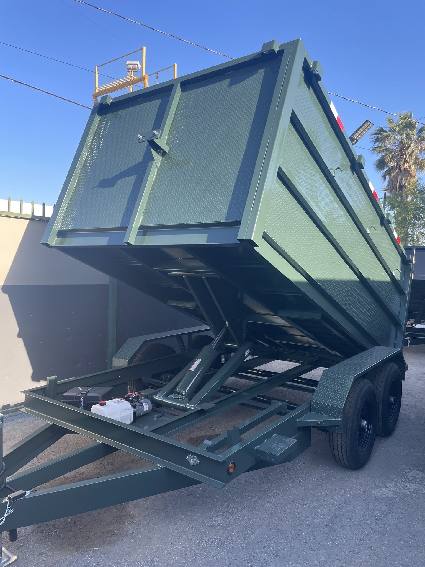 Scissor Lift Dump Trailer In Stock