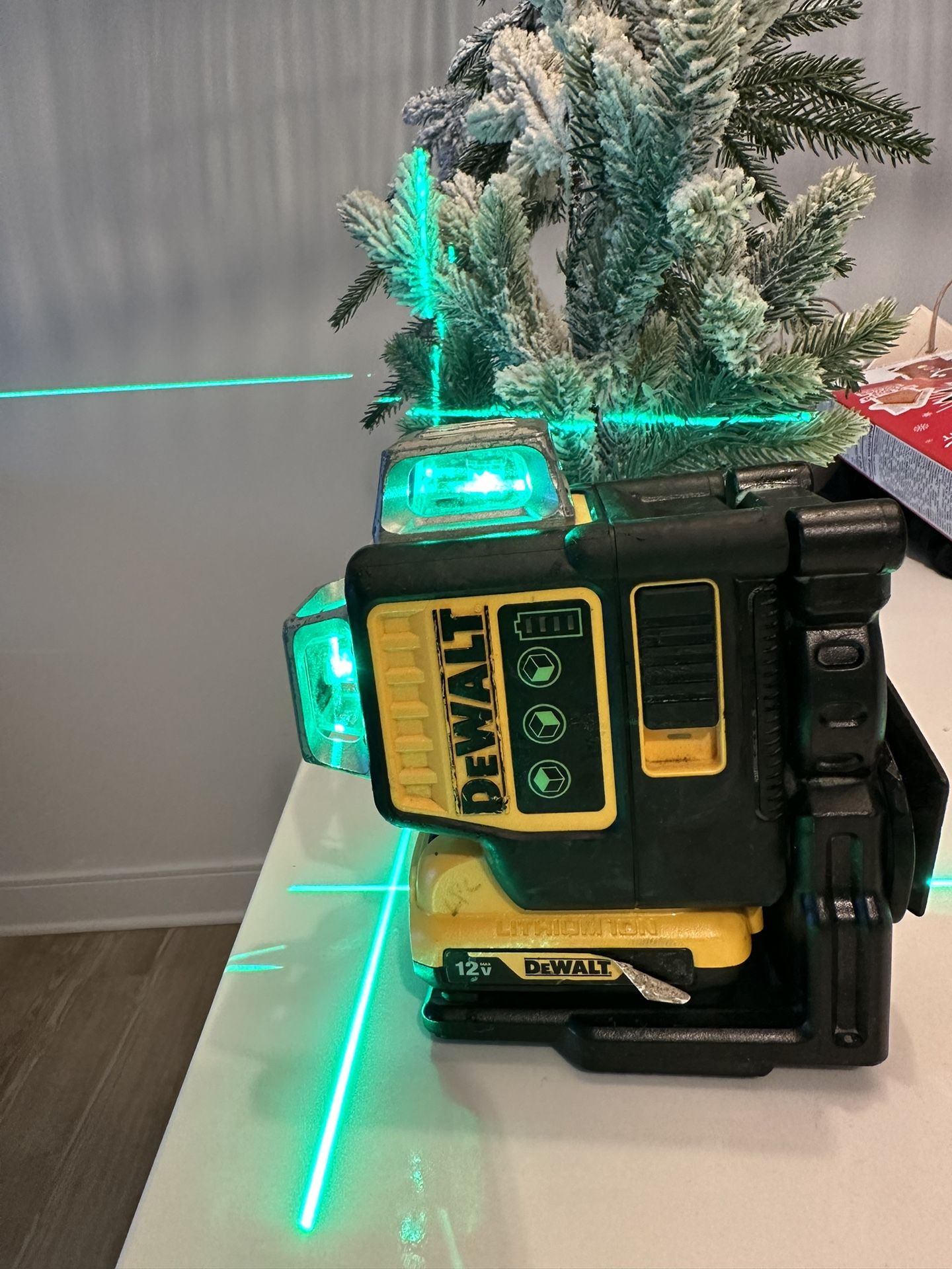 DeWalt DW089LG 12V Green Line 3 x 360 Laser Level Laser + battery + charger