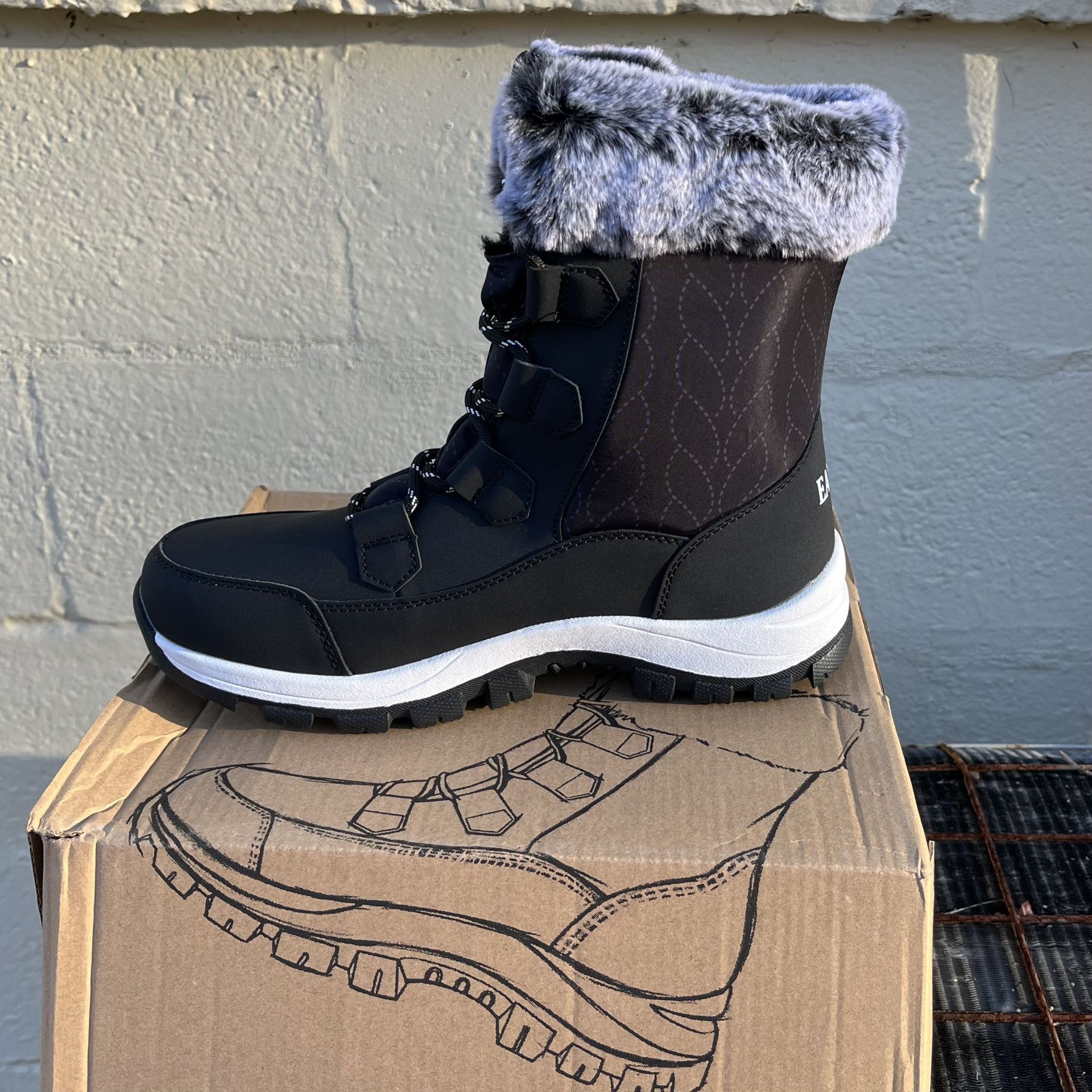 New Earlde Brand Snow Boots. Women’s Size 8