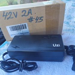 42. V. SCOOTER  CHARGER  NEW 