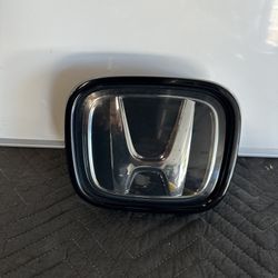 2019-2022 Honda Pilot Front Radar Grille Emblem w/ Surround and Base OEM #5