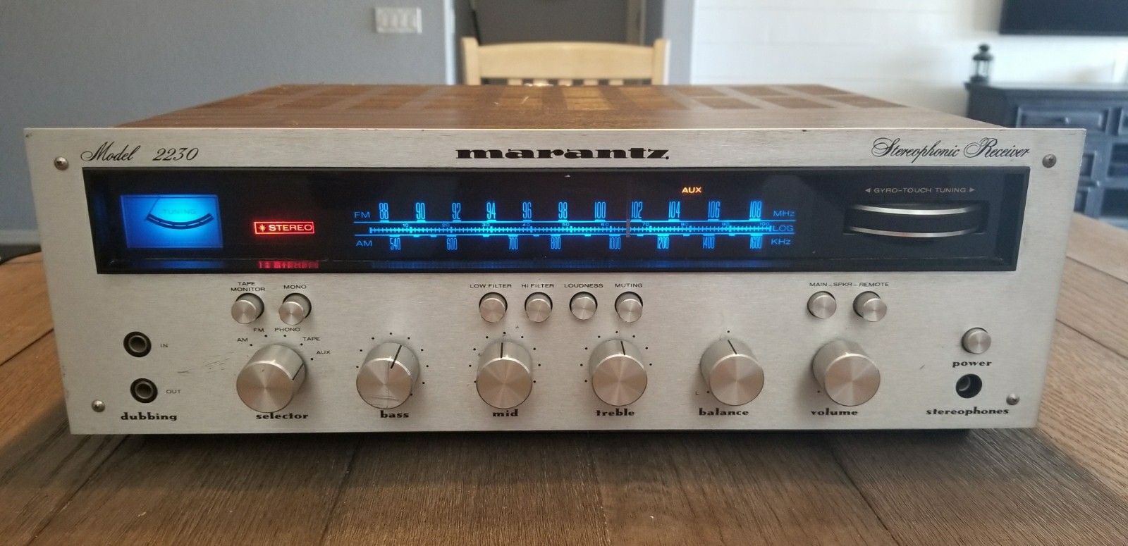 Vintage Marantz 2230 stereo receiver