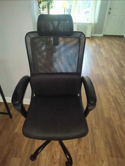 Black Mesh Ergonomic Office Chair with Headrest - Adjustable & Comfortable. Great Condition.
