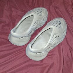 Yeezy Foam Runners Color: Clay Taupe Size 8