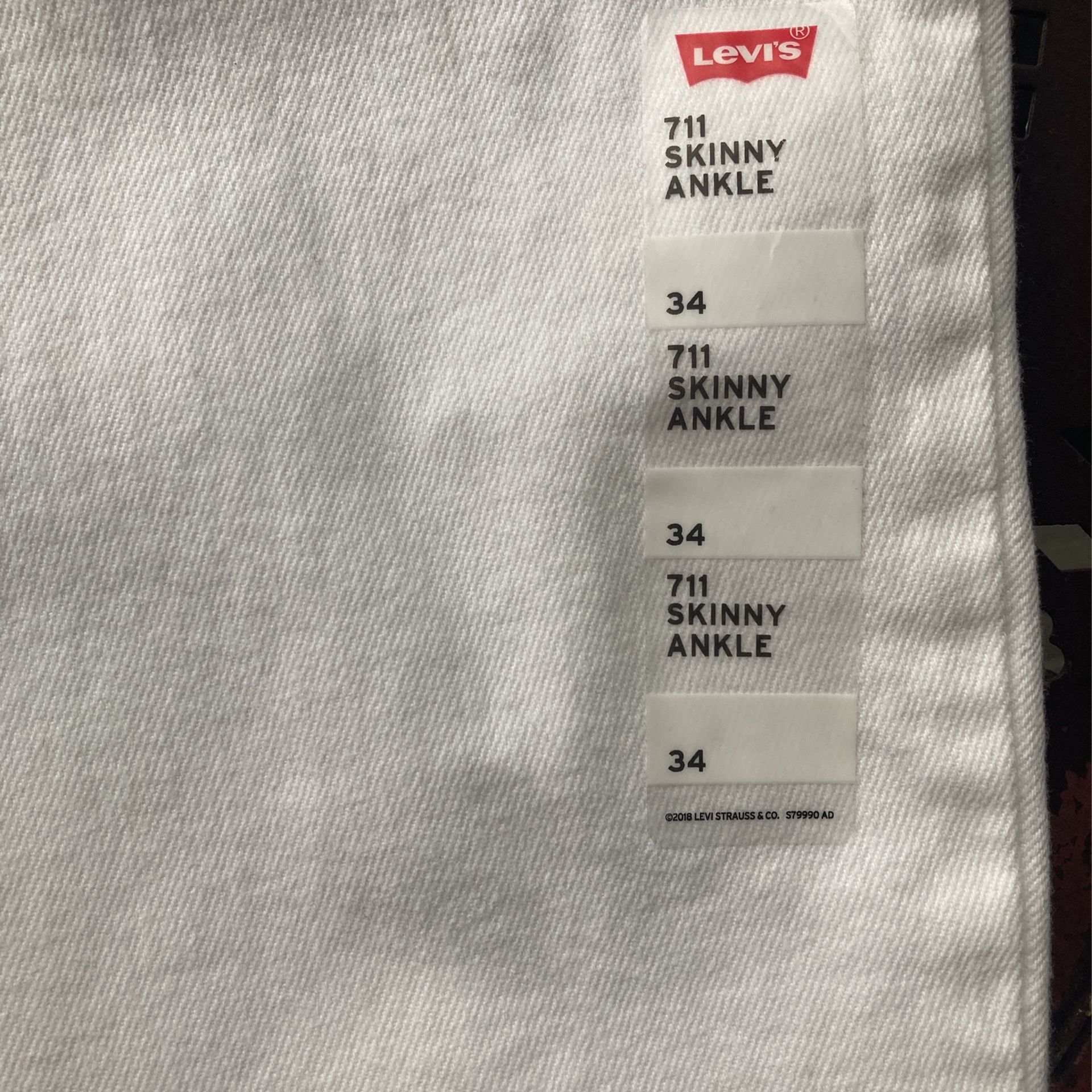 White Levi’s Jeans / 34 / 711 Skinny Ankle / New With Tags / $20
