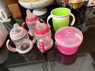 4 Sippy Cups And Formula Dispenser 