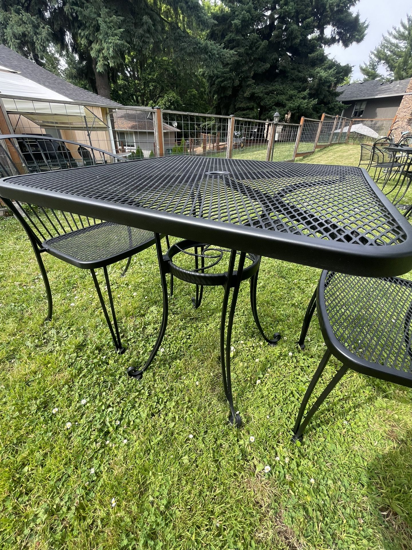 Metal bistro patio set, two comfortable chairs and a square table! All in very good condition, ready to enjoy.