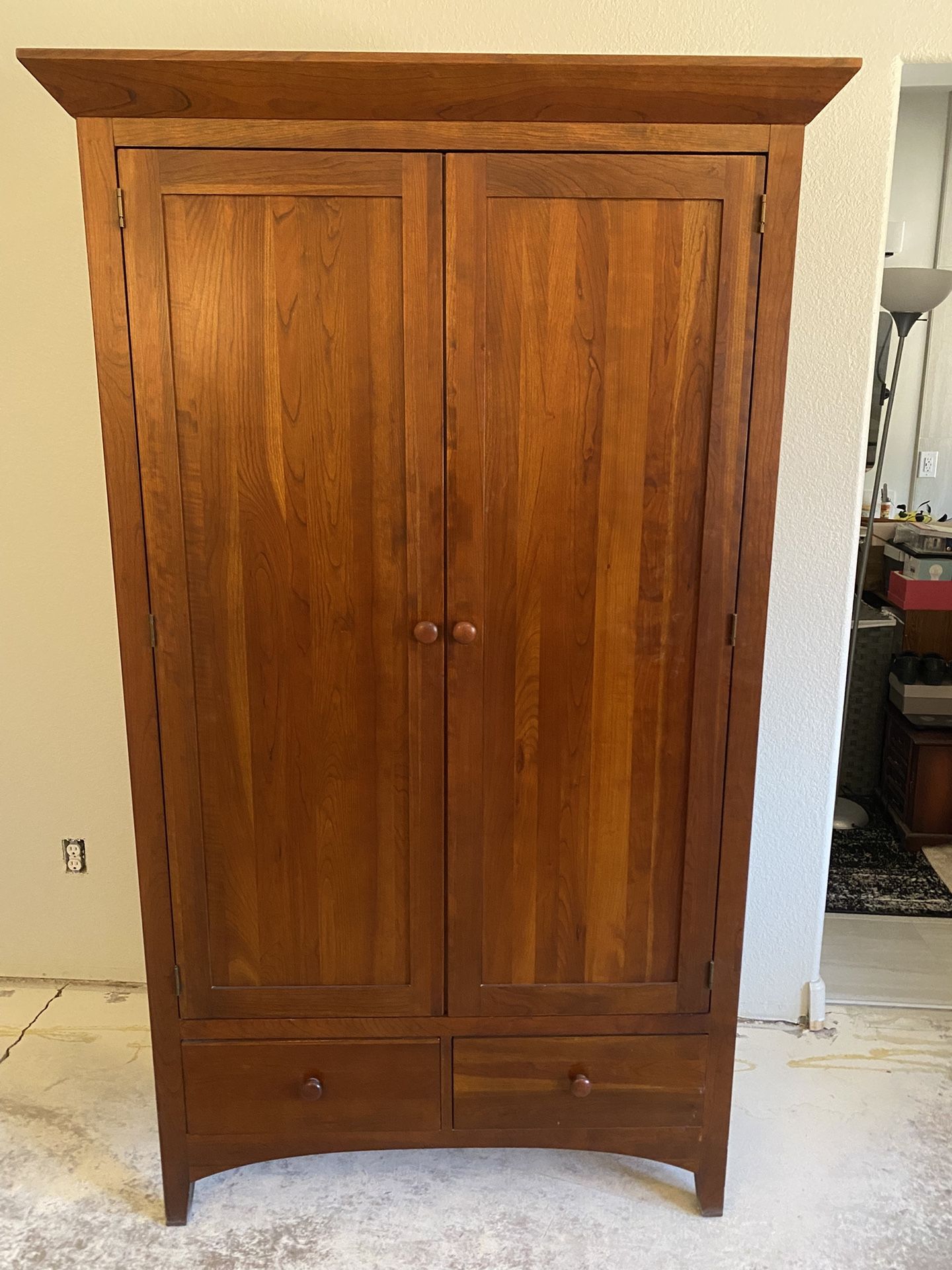Armoire/Entertainment Center