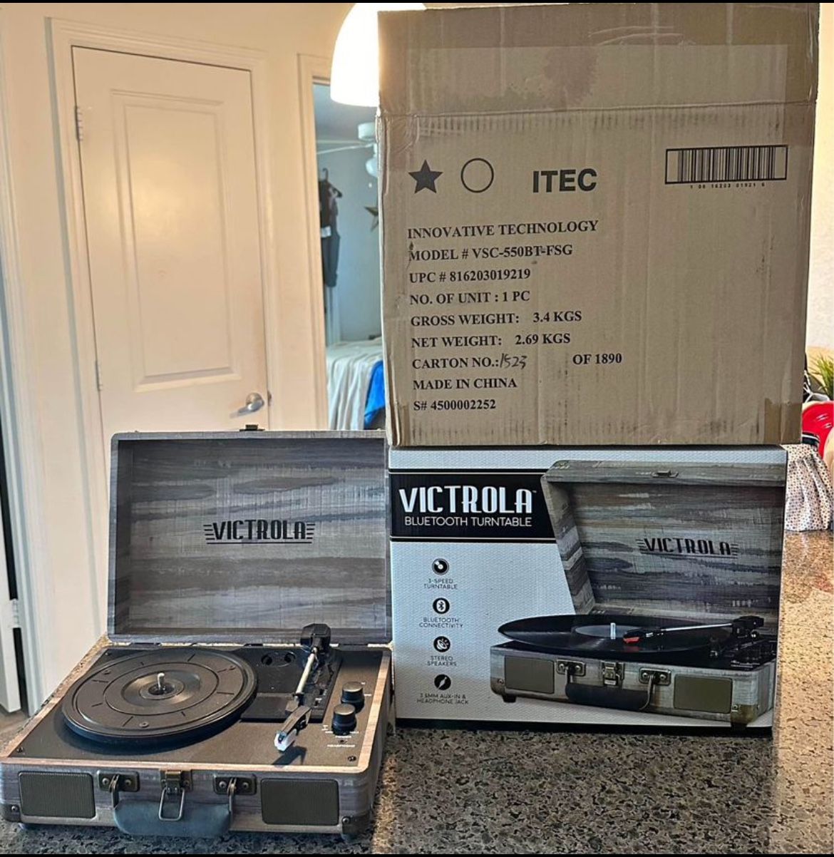 Victrola 3 speed turntable with Bluetooth NEW