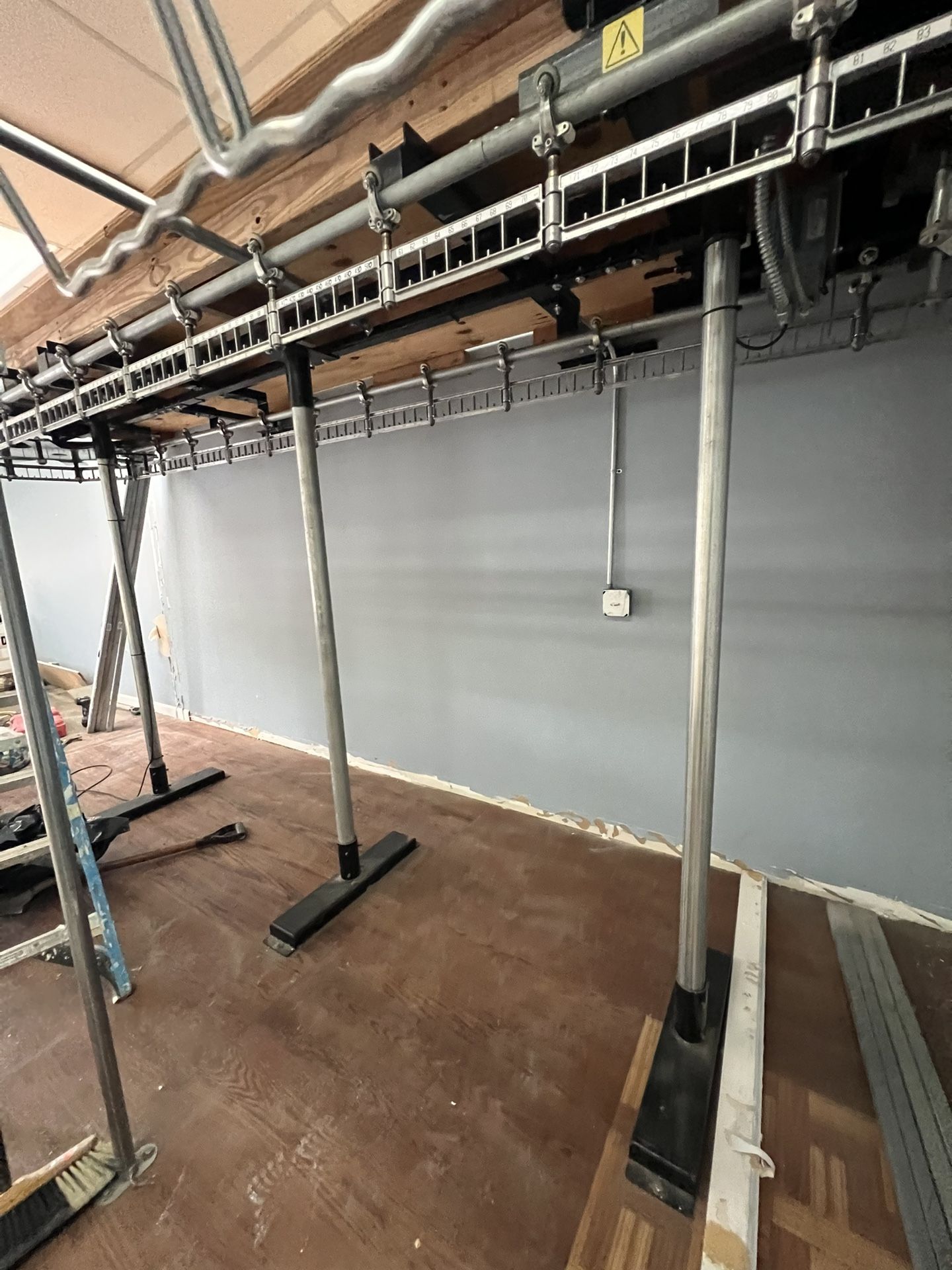 Dry Cleaning Conveyor Rack (Restaurant For Coat Check ) Moves Both Right And Left