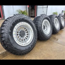 17" LOCK MOJAVE rims w- 33" Arroyo R/T TIRES 