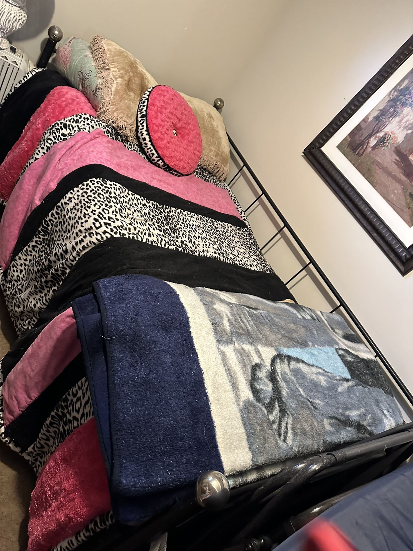 Black Vintage Daybed With Trundle Bed Heavy Metal Frame.