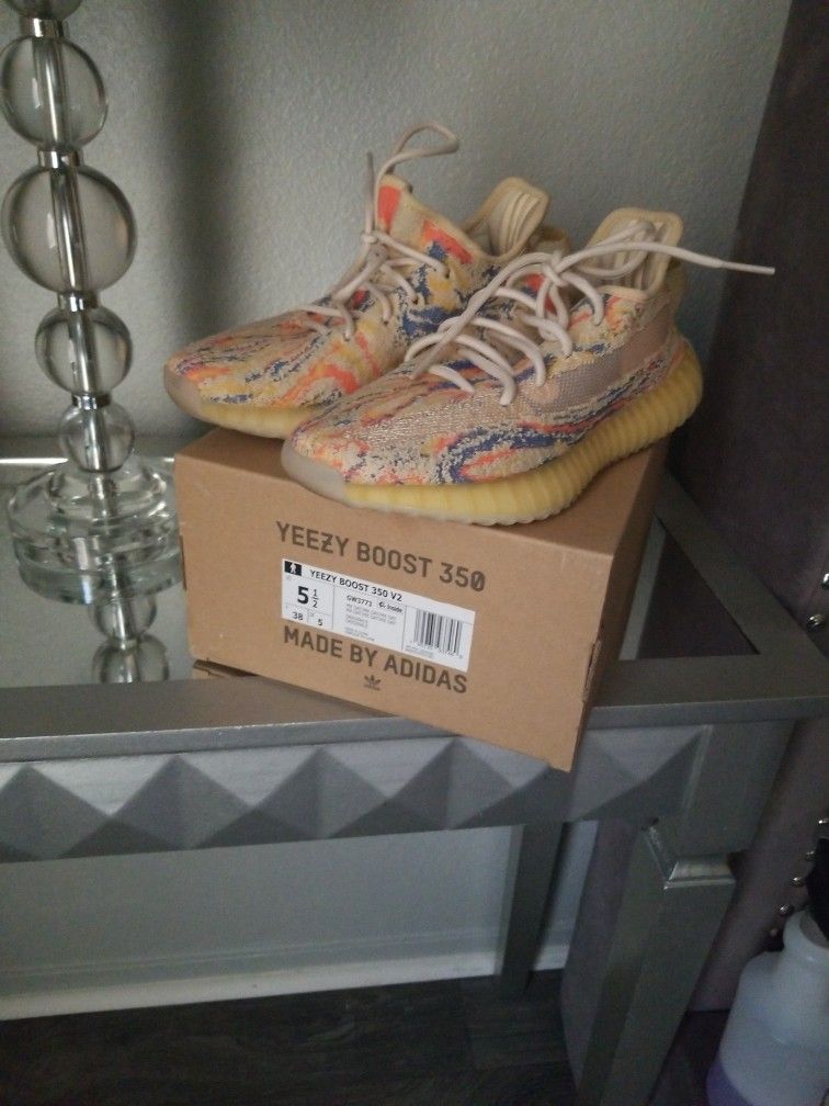 Yeezy 350.... 5 1/2