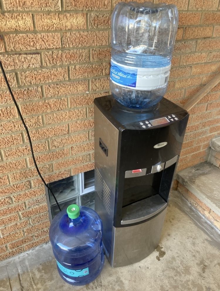 Whirlpool Water Dispenser with 2 water jugs
