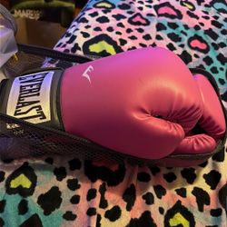 Woman’s Everlast Boxing Gloves