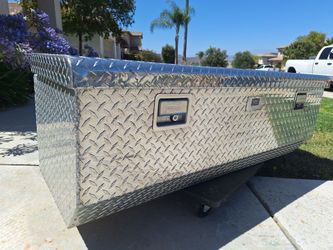 Truck tool box