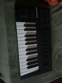 Komplete Kontrol (No cable and completely unused)