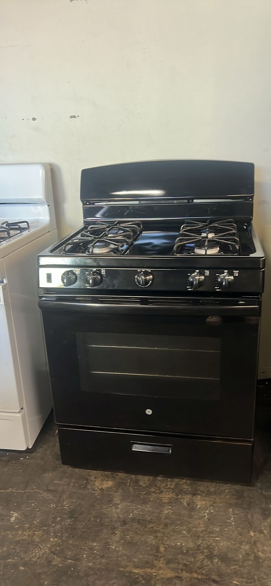 Ge 30”Wide Gas Stove In Black