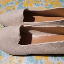 Woman's Flat Pumps Size 9