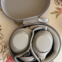 Sony WH-1000XM4 noise cancellation headphones