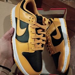 Nike Dunks Size 9