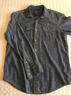 Beautiful men’s American Rag jean shirt!