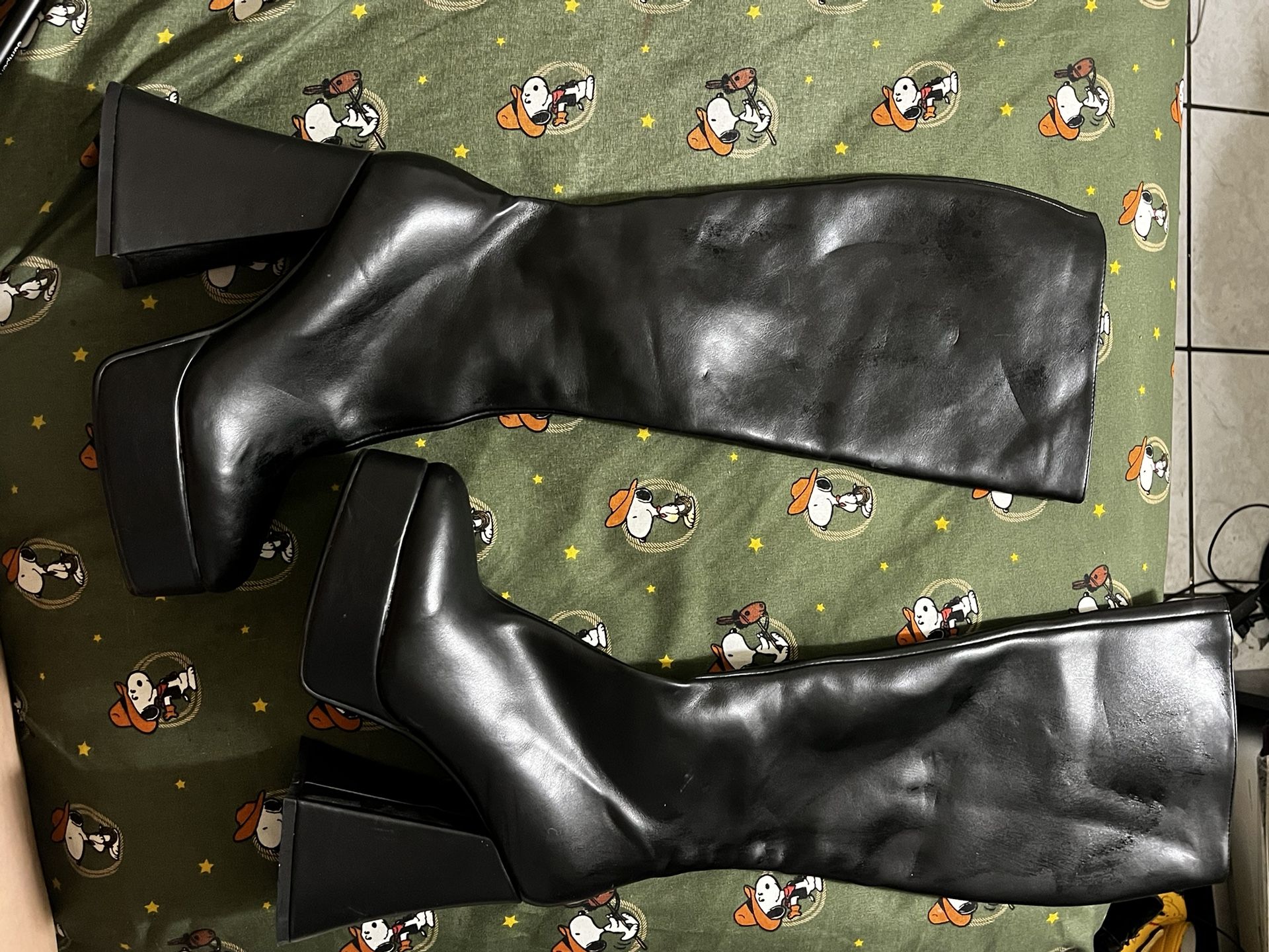 La moda Size 6 Knee High Platform Gogo Boots Never Worn